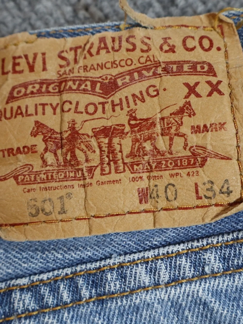 Levi’s 501 Jeans Mens 40x34 Light Wash Denim Straight Leg Button Fly Classic - Picture 3 of 7